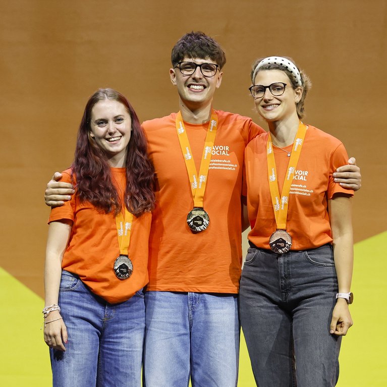 Noann in der Mitte, Rahel links und Laura rechts auf dem Siegerpodest