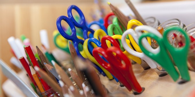 Ciseaux et crayons de différentes couleurs